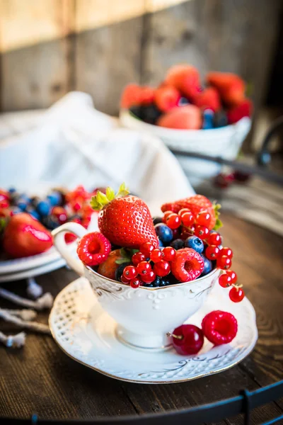 Смесь свежих ягод в чашке чая — стоковое фото