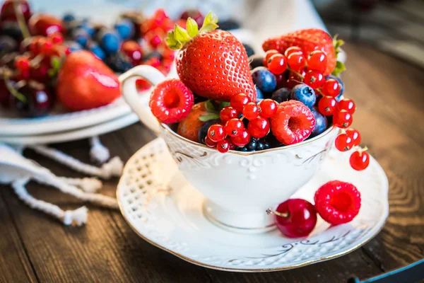 Bir fincan çay taze çilek karışımı