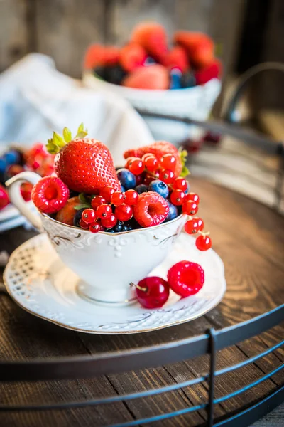 Bir fincan çay taze çilek karışımı