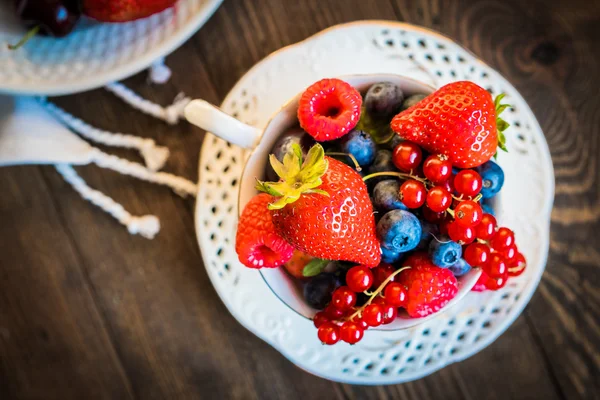 Bir fincan çay taze çilek karışımı