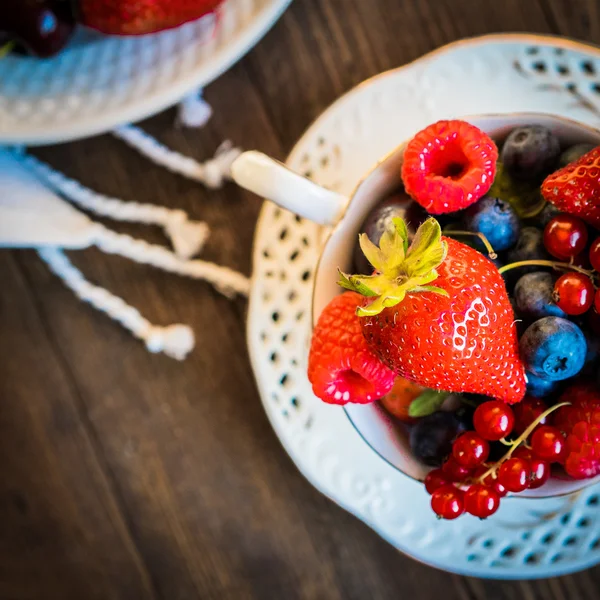Смесь свежих ягод в чашке чая — стоковое фото