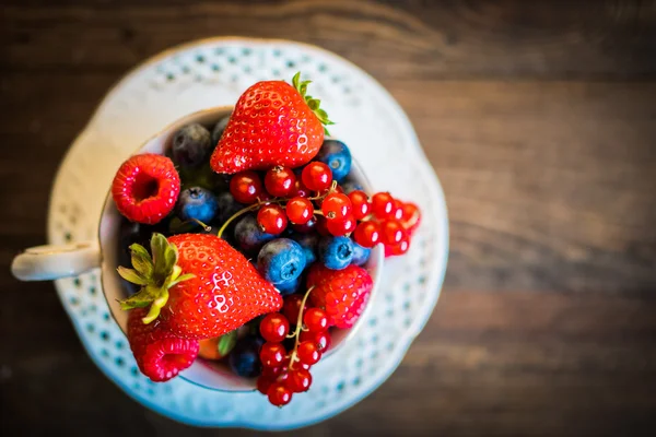 Bir fincan çay taze çilek karışımı