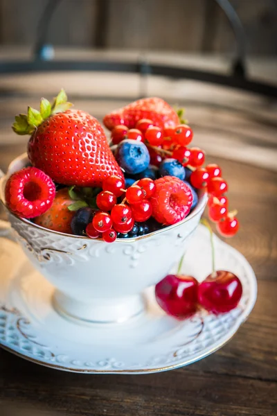 Змішайте свіжі ягоди в чашці чаю — стокове фото