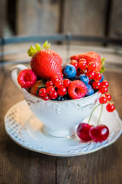 Bir fincan çay taze çilek karışımı