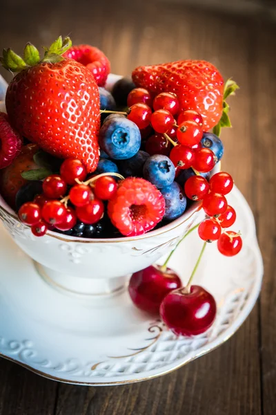 Bir fincan çay taze çilek karışımı