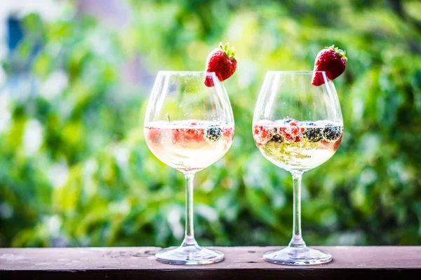 Summer cocktail with fresh berries — Stock Photo, Image