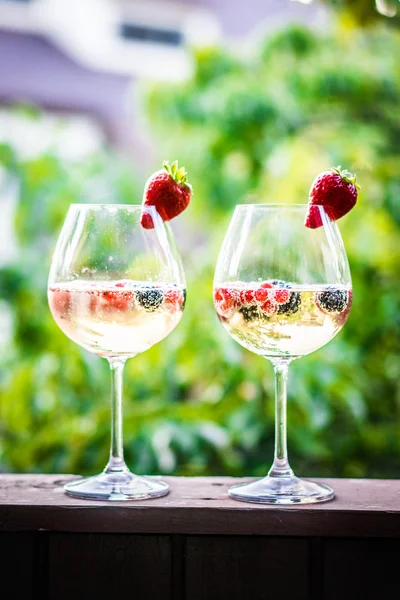 Summer cocktail with fresh berries — Stock Photo, Image