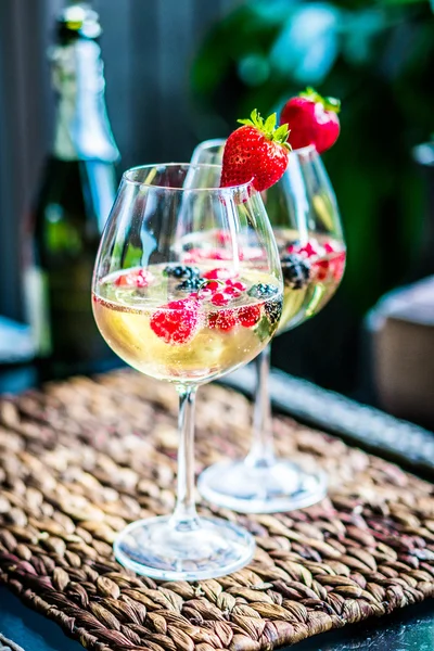 Summer cocktail with fresh berries — Stock Photo, Image