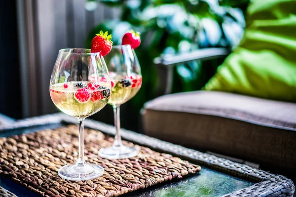 Cocktail de verão com bagas frescas — Fotografia de Stock
