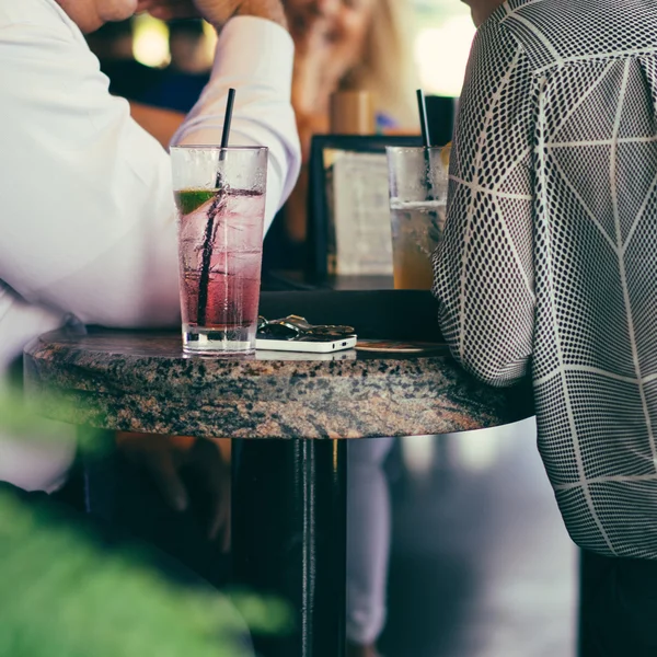 Люди пьют коктейли в баре — стоковое фото