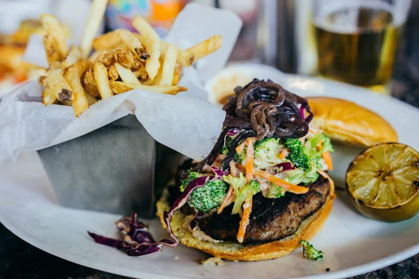 Hamburguesa con ensalada de col y papas fritas —  Fotos de Stock