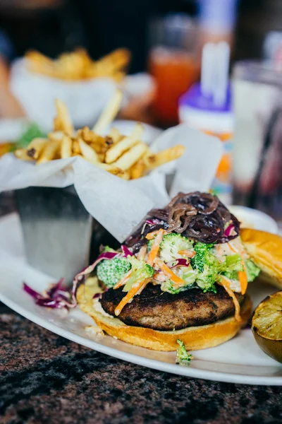 Burger con insalata di cavolo e patatine fritte — Foto Stock