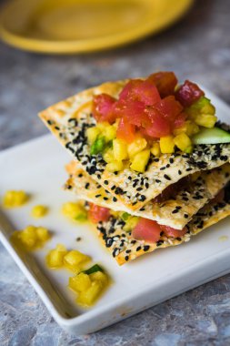 Cips, ton balığı ve meyve meze