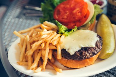 Peyniri kızartması açık havada taze burger