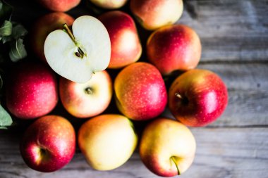 Elma rustik ahşap zemin üzerine