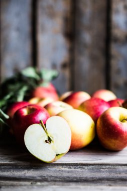Elma rustik ahşap zemin üzerine