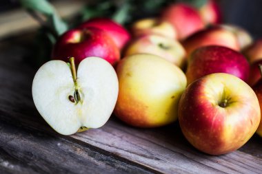 Elma rustik ahşap zemin üzerine