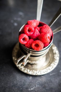 Taze ahududu yakın plan.