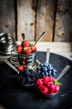 Rustik arka plan üzerinde taze çilek karışımı