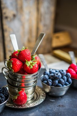 Rustik arka plan üzerinde taze çilek karışımı