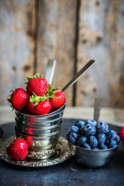 Rustik arka plan üzerinde taze çilek karışımı