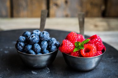 Rustik arka plan üzerinde taze çilek karışımı