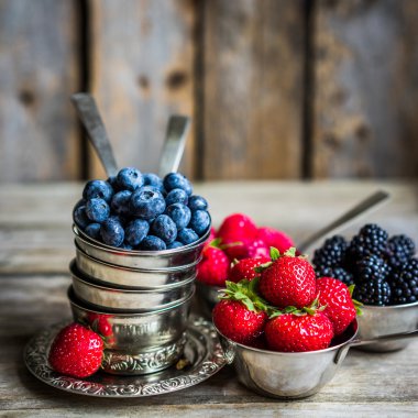 Rustik arka plan üzerinde taze çilek karışımı