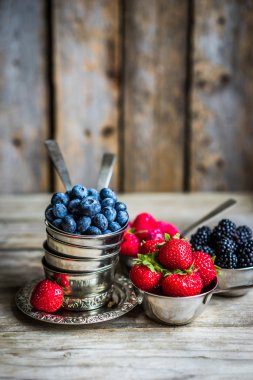 Rustik arka plan üzerinde taze çilek karışımı