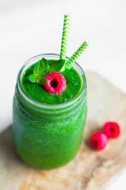 Beyaz ahşap zemin üzerinde taze yeşil smoothie