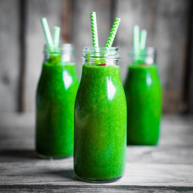 Rustik ahşap zemin üzerine taze yeşil smoothie