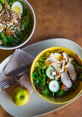 Izgara tavuk ve sebze ile sağlıklı Salatalar