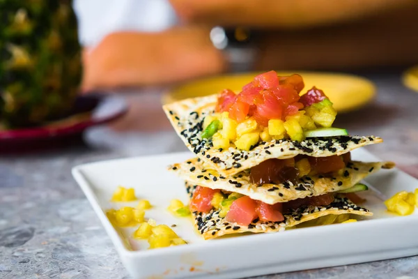 Antipasto con patatine fritte, tonno e frutta — Foto Stock