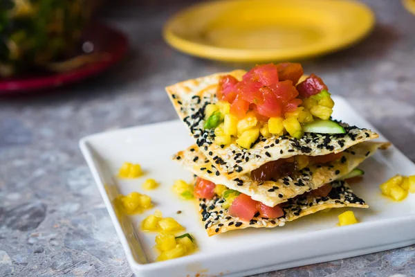 Antipasto con patatine fritte, tonno e frutta — Foto Stock