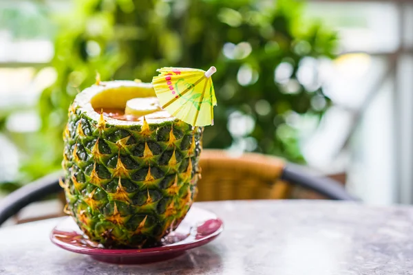 Tropischer Cocktail in Ananas — Stockfoto