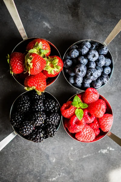 Mix di bacche fresche su sfondo rustico — Foto Stock