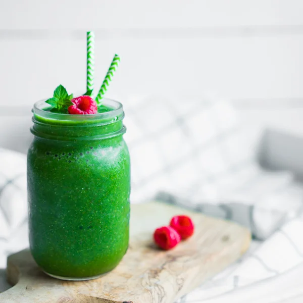 Fresh green smoothie on white wooden background — Stock Photo, Image