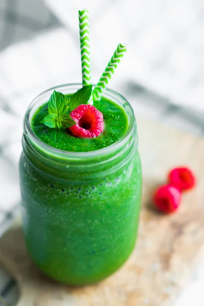 Fresh green smoothie on white wooden background — Stock Photo, Image