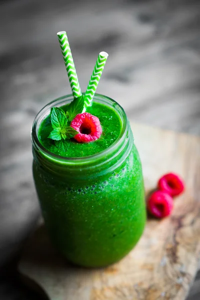 Smoothie vert frais sur fond bois rustique — Photo