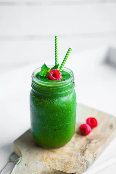 Smoothie vert frais sur fond de bois blanc — Photo