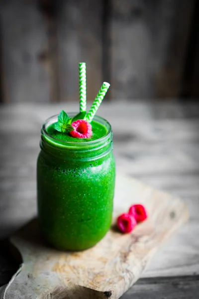 Smoothie vert frais sur fond bois rustique — Photo