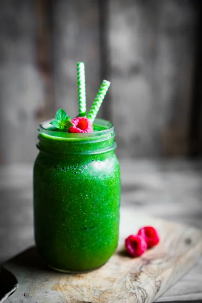 Čerstvý zelený koktejl na rustikální dřevěné pozadí — Stock fotografie