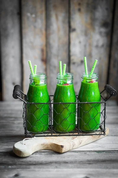 Čerstvý zelený koktejl na rustikální dřevěné pozadí — Stock fotografie