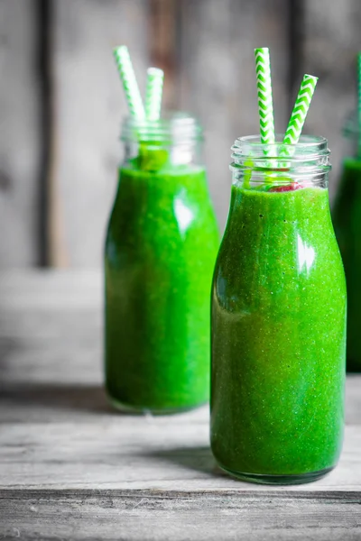 Batido verde fresco sobre fondo rústico de madera — Foto de Stock