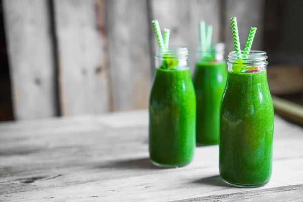 Smoothie vert frais sur fond bois rustique — Photo