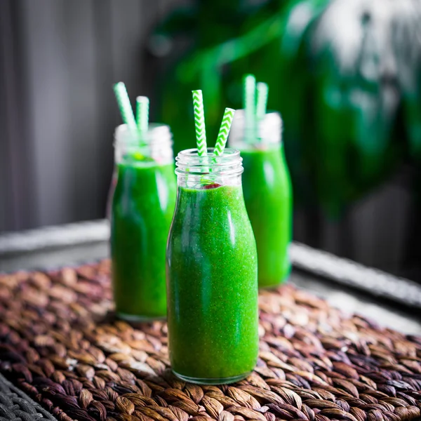 Smoothie vert frais à l'extérieur — Photo