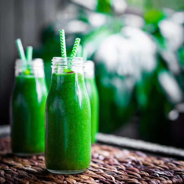 Świeży zielony smoothie na zewnątrz — Zdjęcie stockowe