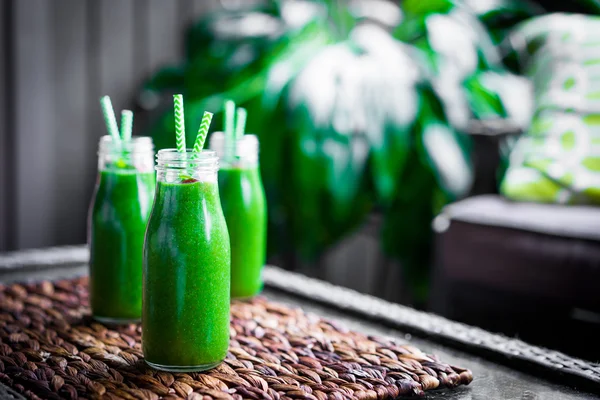 Smoothie vert frais à l'extérieur — Photo