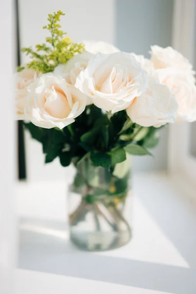 Bouquet de roses pastel blanches — Photo