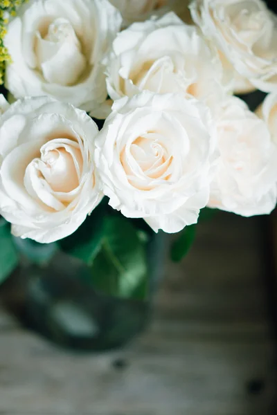 Букет белых пастельных роз — стоковое фото