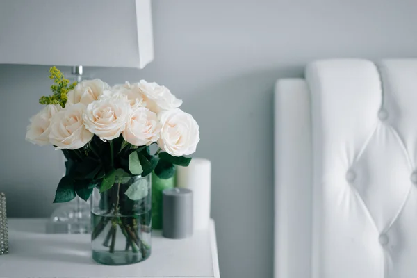 Bouquet of white pastel roses in white interior — Stock Photo, Image